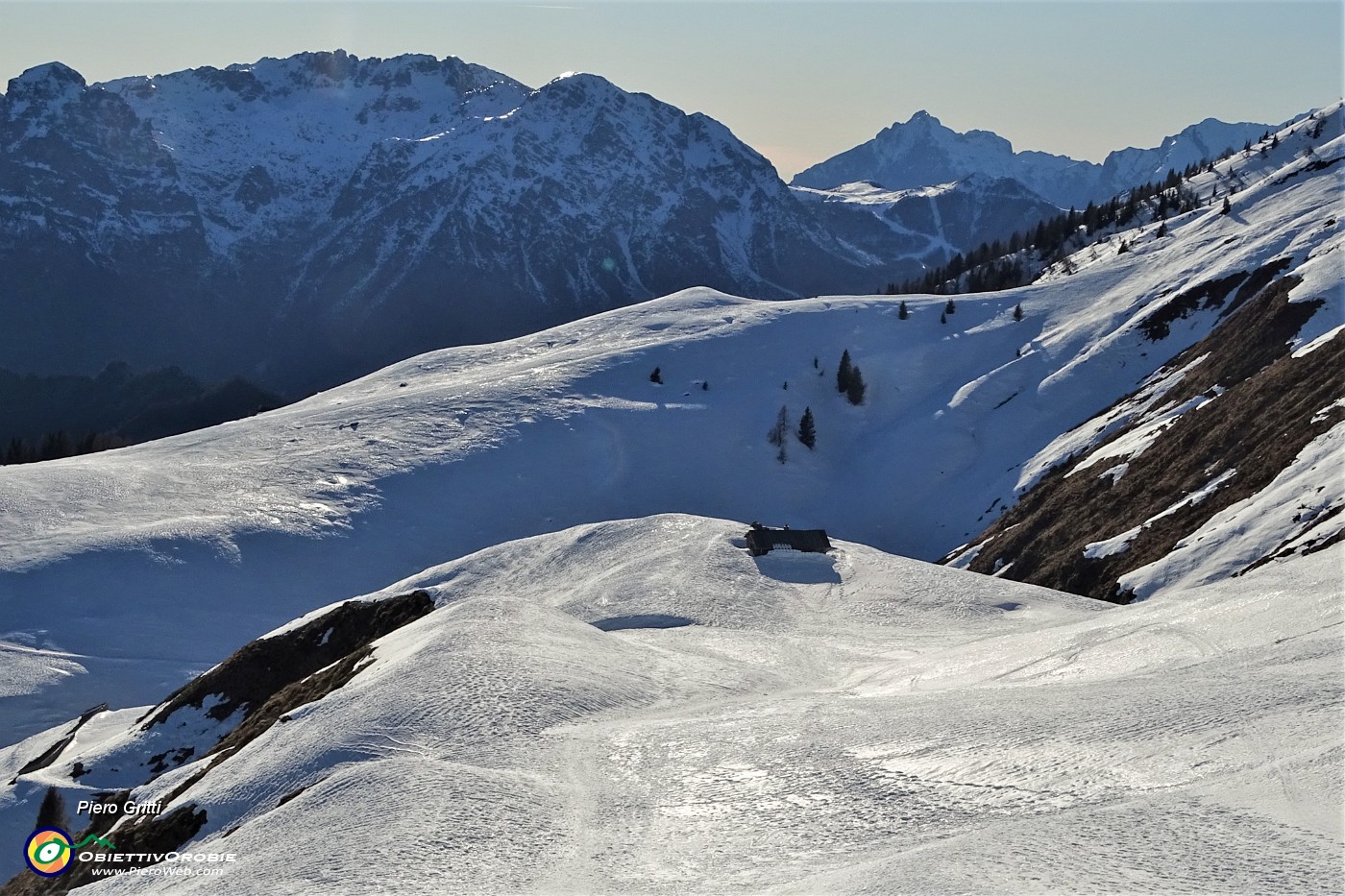 50 Vista sulle Baite della croce (1812 m) e lontano la Grignetta.JPG